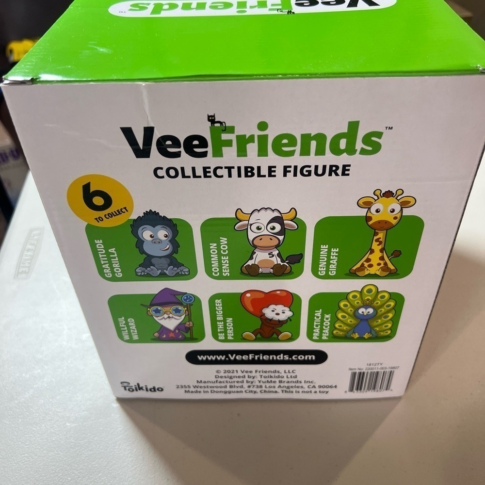 Brand New VeeFriends Gary Vaynerchuk Common Sense Cow Collectible Figure - Picture 4 of 6